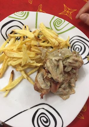 Una foto de Pollo relleno con salsa de champiñones