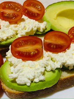 O poză a rețetei Toast cu brânză cottage, roșii și avocado.