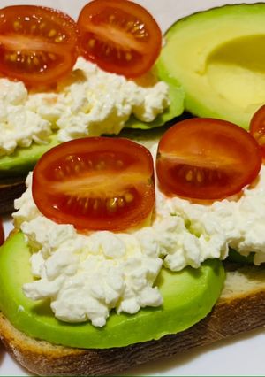 O poză a rețetei Toast cu brânză cottage, roșii și avocado.