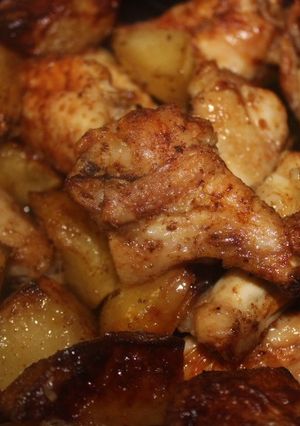 Una foto de Alitas de pollo con patatas en freidora de aire