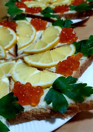 Фото Бутерброды с красной икрой и лимоном.