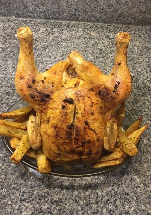 Una foto de Pollo al horno marinado con papas