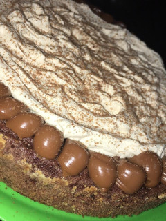 Una foto de Brownie fácil con dulce de leche y crema