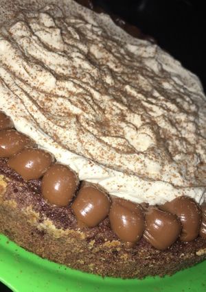 Una foto de Brownie fácil con dulce de leche y crema