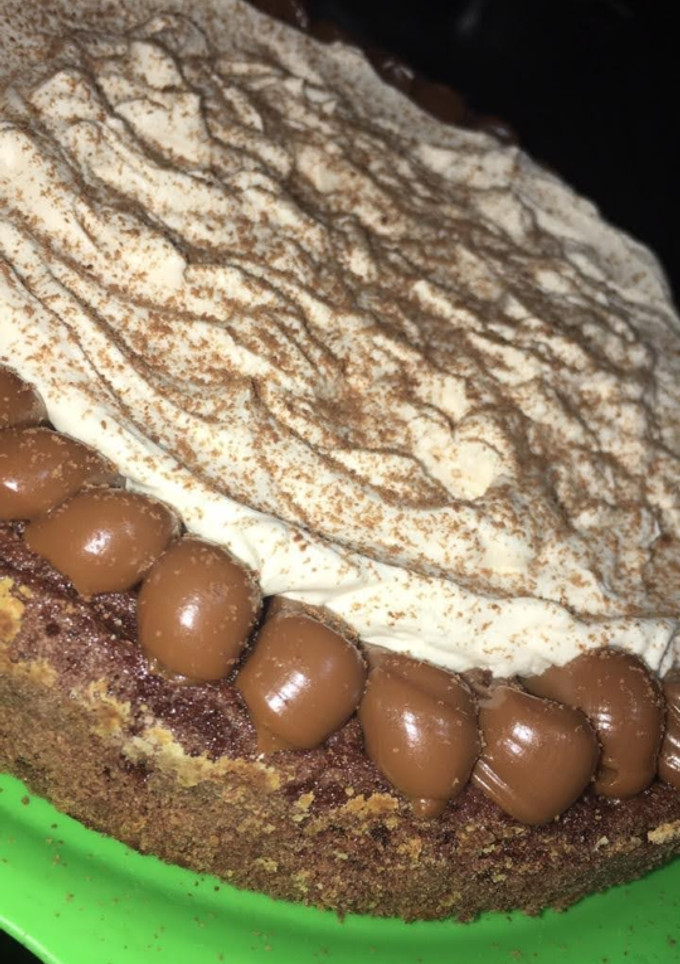Una foto de Brownie fácil con dulce de leche y crema
