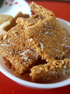 तिळाची चिक्की/तिळगुळ चिक्की (tilgud chikki recipe in marathi) रेसिपी चे मुख्य फोटो