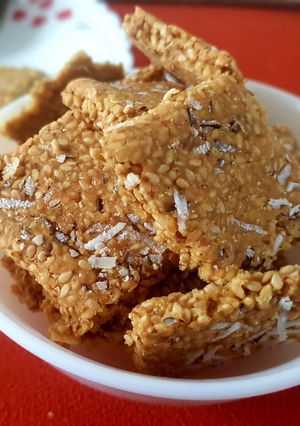 तिळाची चिक्की/तिळगुळ चिक्की (tilgud chikki recipe in marathi) रेसिपी चे मुख्य फोटो 