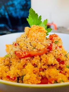 Foto di Cous cous con gamberi e verdure rosse