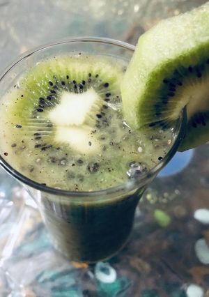 A picture of Chia seeda kiwi smoothie.