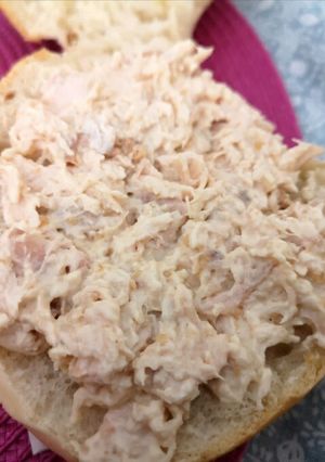 Una foto de Pan con pollo deshilachado