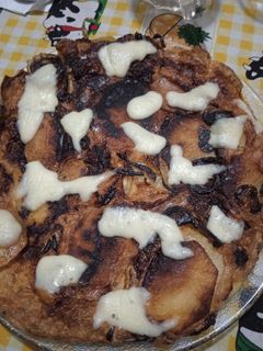 Una foto de Tortilla de papa con cebolla y queso muza