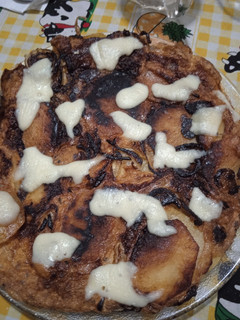 Una foto de Tortilla de papa con cebolla y queso muza