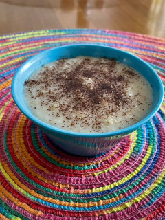 Una foto de Postre de plátano 🍌 coco 🥥 y sésamo