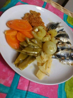 Una foto de Sardinillas en escabeche con verduras y torta de garbanzo