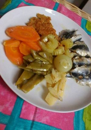 Foto principal de Sardinillas en escabeche con verduras y torta de garbanzo