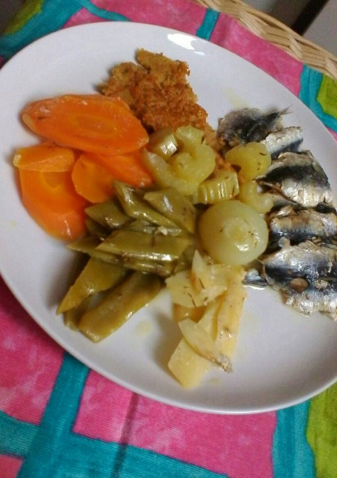 Una foto de Sardinillas en escabeche con verduras y torta de garbanzo