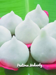 A picture of Manda Pitha(Rice Flour Dumpling).