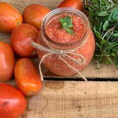 A picture of Tomato purée.