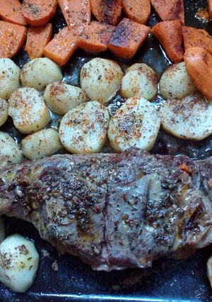 Una foto de Pulpon asado al horno con papas y boniatos