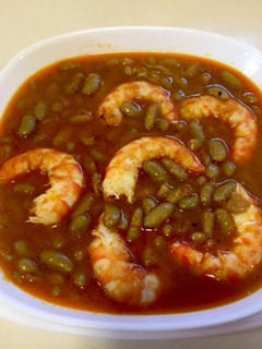 Una foto de Alubias verdinas con langostinos