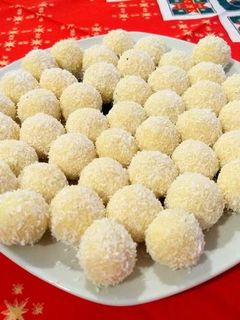 O poză a rețetei Raffaello, biluțe cu cocos.