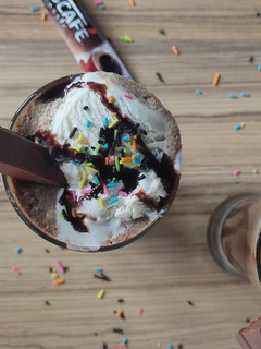 કોફી કિટકેટ શેક (Coffee- KitKat Shake Recipe in Gujarati) રેસીપી મુખ્ય ફોટો