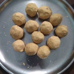 A picture of Besan Ladoo.