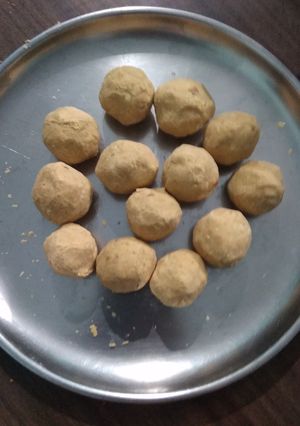 A picture of Besan Ladoo.