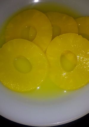 A picture of Pineapple in syrup.