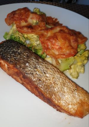 Rakott spárgás brokkoli lazac steakkel recept fotója