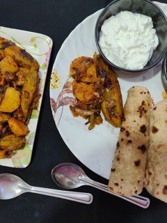 भरवा करेले और रोटी 🍲 रेसिपी मुख्य फोटो