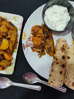 भरवा करेले और रोटी 🍲 रेसिपी मुख्य फोटो