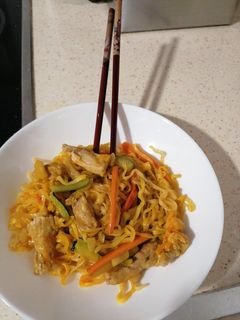 Una foto de Fideos chinos con solomillo, verduras y soja