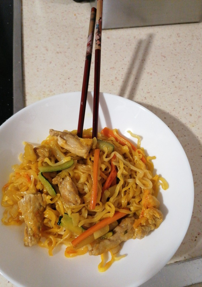 Una foto de Fideos chinos con solomillo, verduras y soja