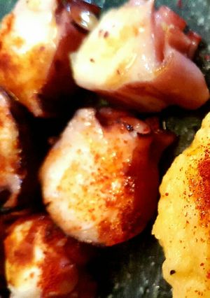 Foto principal de Pulpo a plancha con puré de patatas al pimentón
