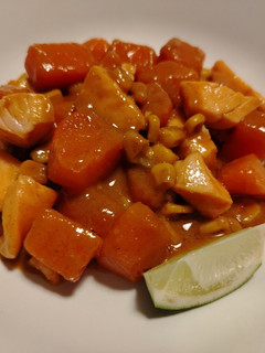Una foto de Salmón y boniato con salsa de curry
