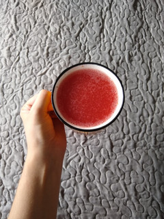 Una foto de Licuado de frutilla y manzana