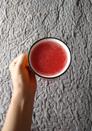Una foto de Licuado de frutilla y manzana