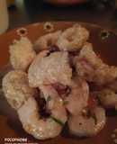 Ceviche de camarón, atún ahumado y chicharrón