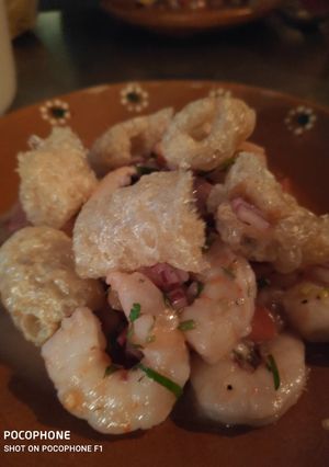 Una foto de Ceviche de camarón, atún ahumado y chicharrón