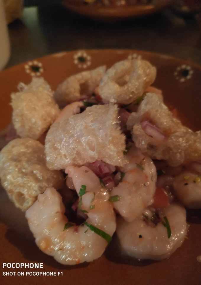 Una foto de Ceviche de camarón, atún ahumado y chicharrón