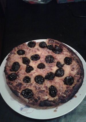 Una foto de Torta de ricotta y ciruelas