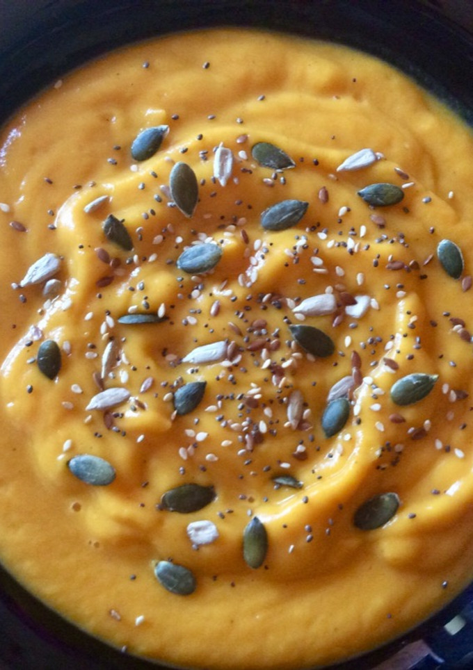 Una foto de Crema de calabaza y zanahorias con semillas 🍁