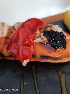 Una foto de Pincho de melva con tomate aromatizado de albahaca