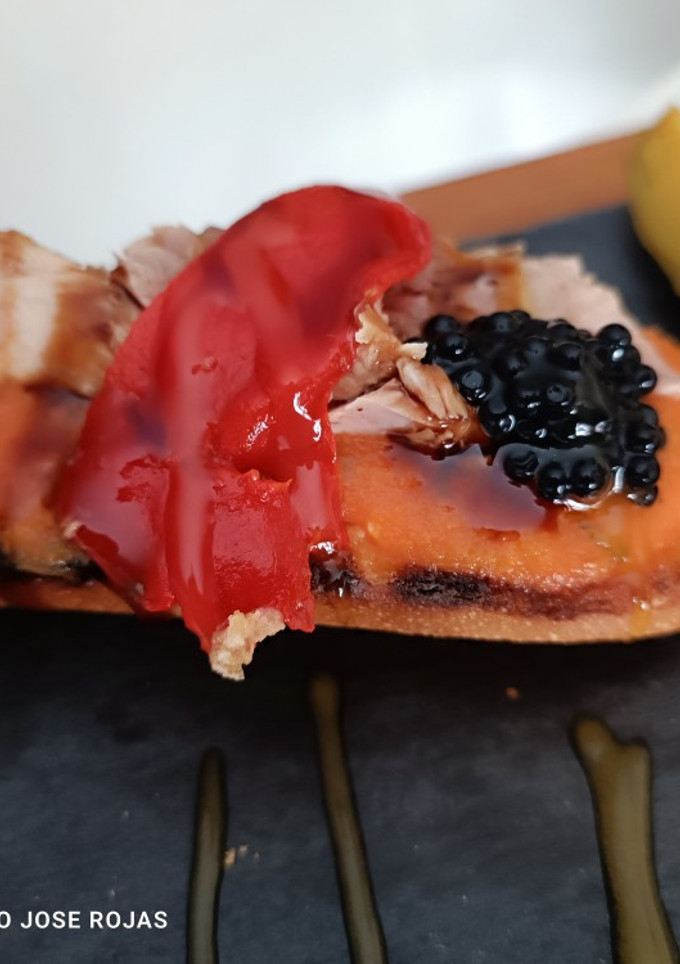 Una foto de Pincho de melva con tomate aromatizado de albahaca