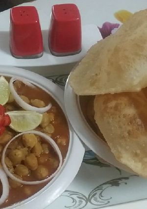 A picture of Chole-Bhature.
