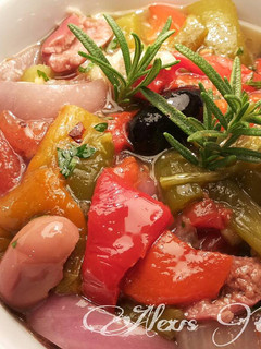 Una foto de Ensalada de pimientos asados, con aceitunas en aceite