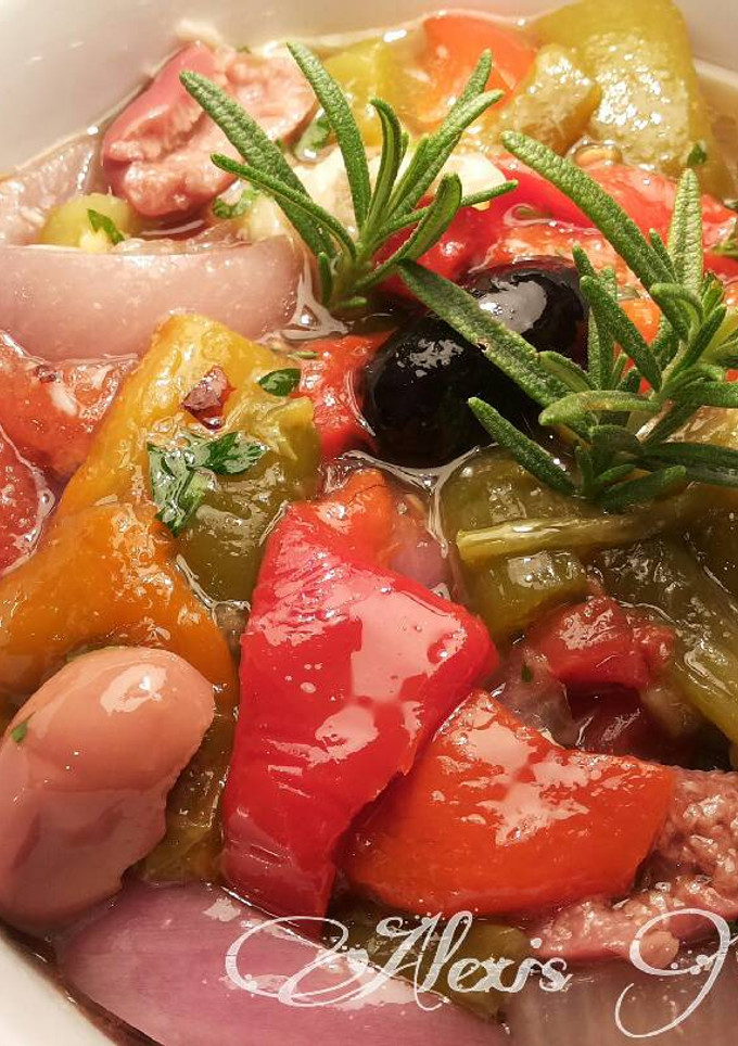 Una foto de Ensalada de pimientos asados, con aceitunas en aceite