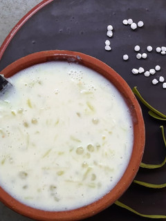 દૂધી અને સાબુદાણા ની ખીર (Dudhi Sabudana Kheer Recipe in Gujarati) રેસીપી મુખ્ય ફોટો
