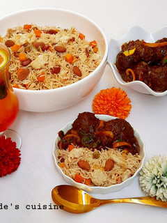 A picture of Chinese rice with meat balls soup.